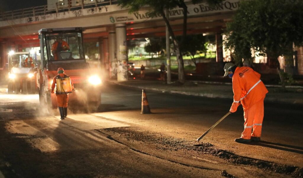 Prefeitura de Fortaleza inicia obras de recapeamento nas avenidas Deputado Paulino Rocha e Gomes Brasil