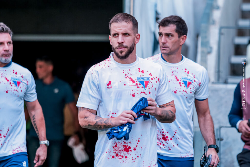 Jogadores do Fortaleza entram em campo com camisa manchada de “sangue”