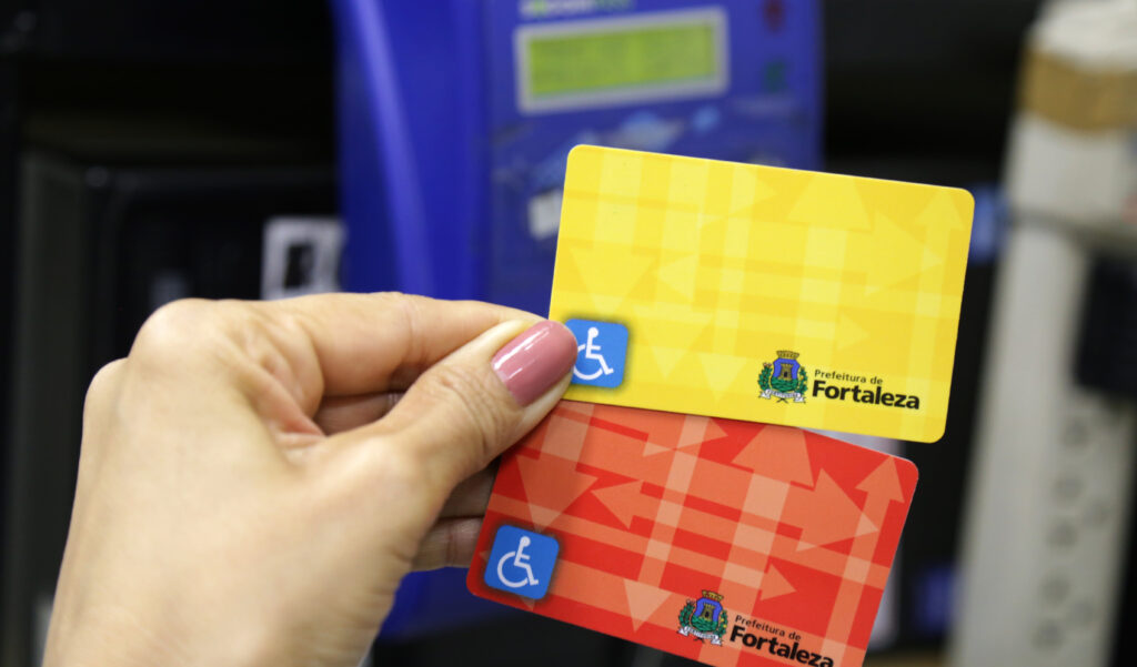 Fortaleza entrega mais de 2 mil carteiras de identificação para pessoas autistas, nesta terça-feira (2)
