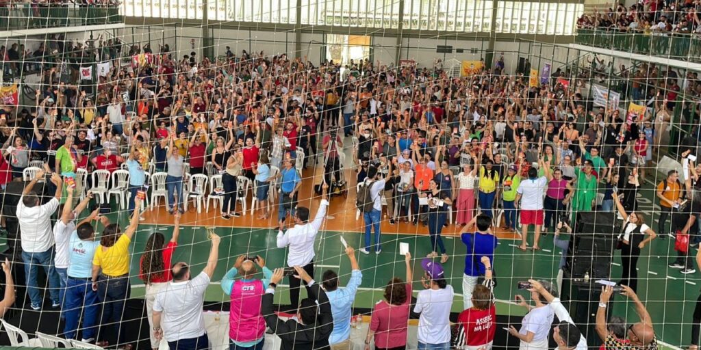 Professores da rede estadual de ensino do Ceará aprovam indicativo de greve