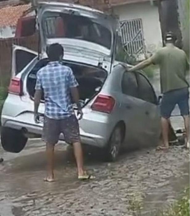 Carro de empresa terceirizada da Cagece cai em buraco devido falha na rede drenagem em Horizonte