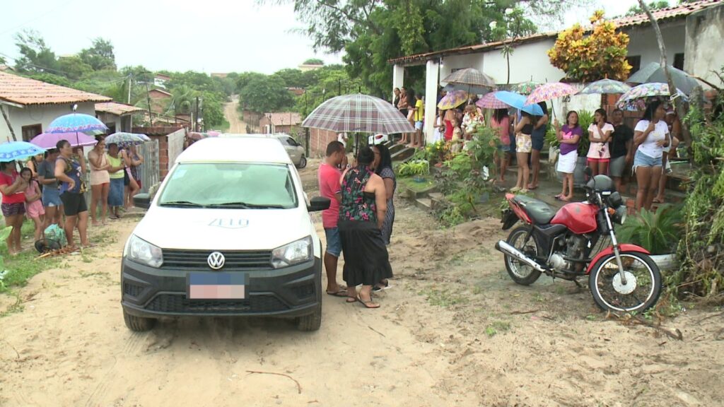 Criança encontrada morta com sinais de violência é sepultada em meio a comoção em Caucaia