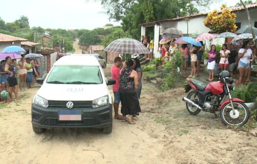 Criança encontrada morta com sinais de violência é sepultada em meio a comoção em Caucaia