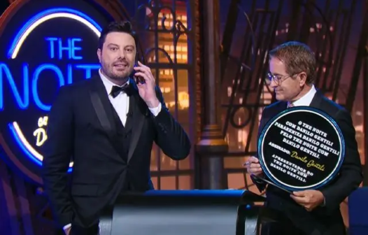 Danilo Gentili recebe ligação surpresa de Boninho durante especial de 10 anos do The Noite