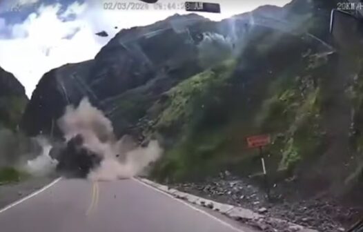 Deslizamento de pedras destrói carros e caminhões em estrada no Peru