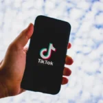 TikTok suspende operações nos EUA após nova lei; Trump promete solução