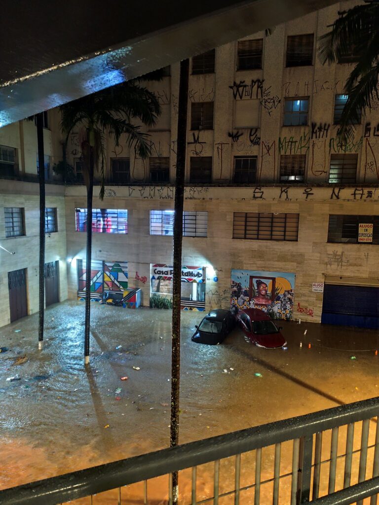 Forte chuva inunda São Paulo e provoca caos em várias regiões