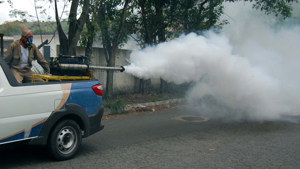 Fumacê contra Aedes aegypti levanta debate sobre riscos à saúde