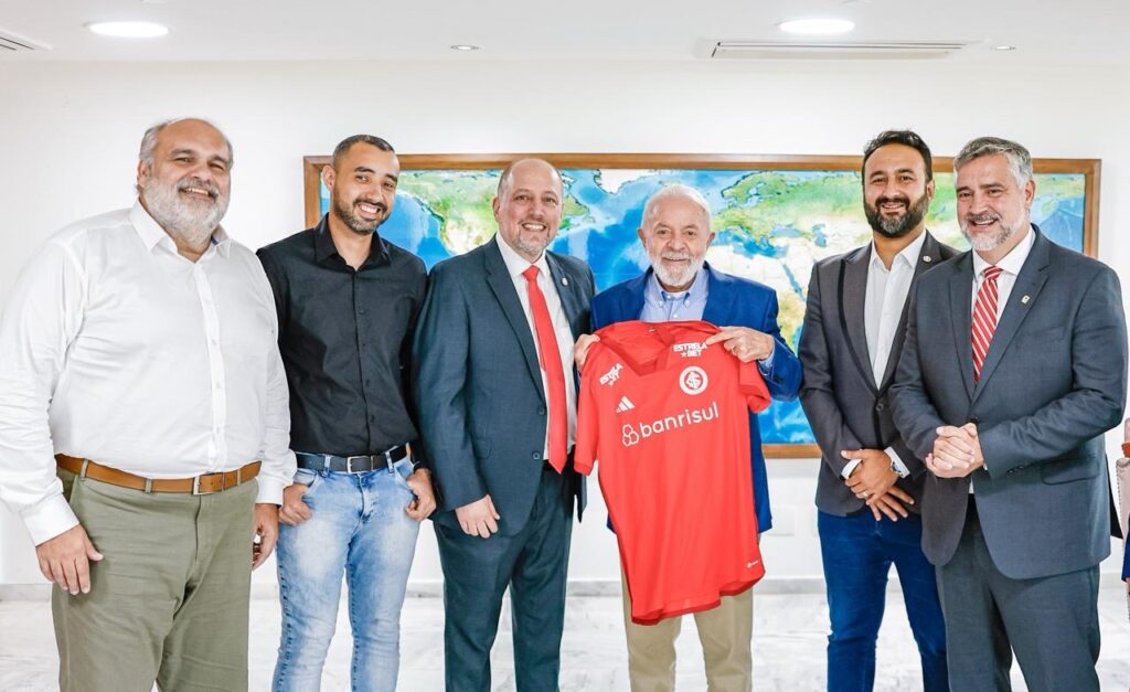 Lula ganha camisa personalizada do Internacional