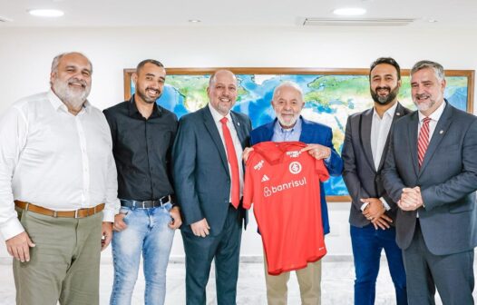 Lula ganha camisa personalizada do Internacional