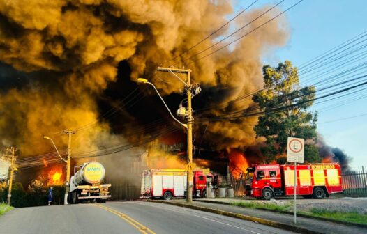 Incêndio consome reciclagem na zona norte de Caxias do Sul