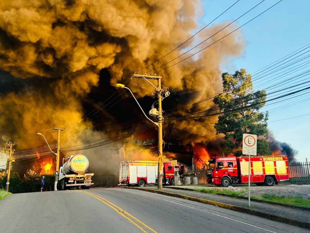 Incêndio consome reciclagem na zona norte de Caxias do Sul