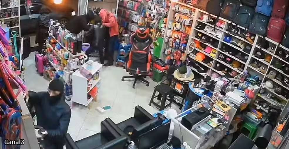 Homens armados invadem loja de celulares e roubam vários aparelhos em Mauriti