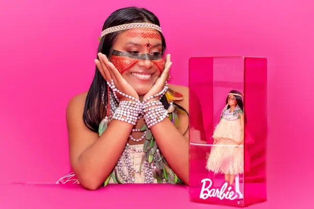 Primeira Barbie indígena da Amazônia é lançada em celebração aos 65 anos da boneca