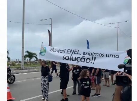 Moradores de Porto das Dunas realizam protesto contra a Enel devido a apagões constantes na região