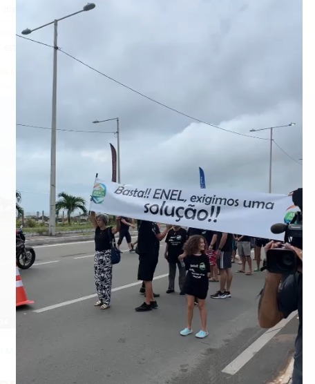 Moradores de Porto das Dunas realizam protesto contra a Enel devido a apagões constantes na região