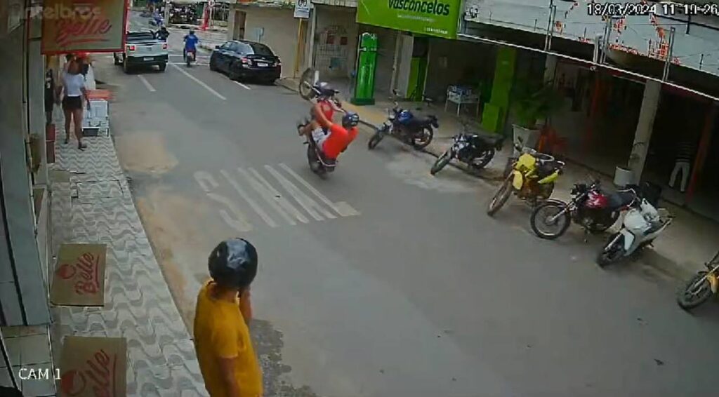 Motociclista empina moto e é perseguido por policiais em rua de Tianguá
