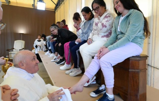 Papa Francisco lava os pés de detentas em prisão feminina de Roma