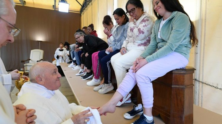 Papa Francisco lava os pés de detentas em prisão feminina de Roma