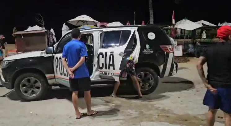 Policial que atirou contra dono de barraca na Praia de Iracema alega que disparo foi acidental