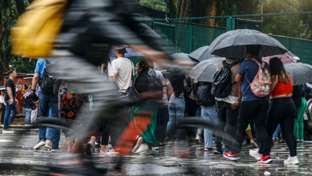 Frente fria deve provocar temporais no Sudeste; entenda previsão do tempo