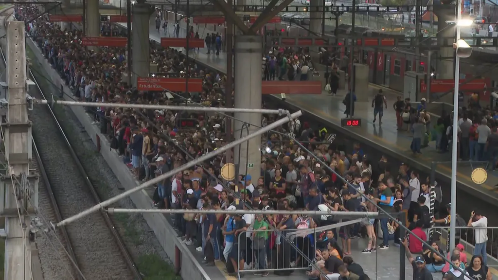 Usuários do metrô e CPTM enfrentam transtornos por conta de chuva e falhas técnicas