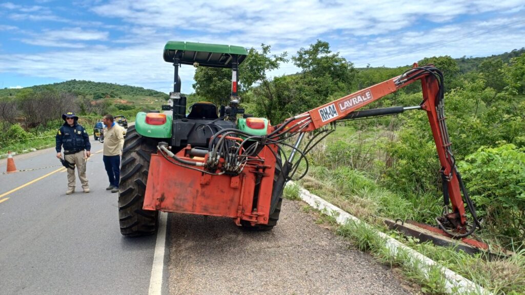 Casal morre em acidente entre moto e trator e filho de sete anos fica ferido, no Ceará