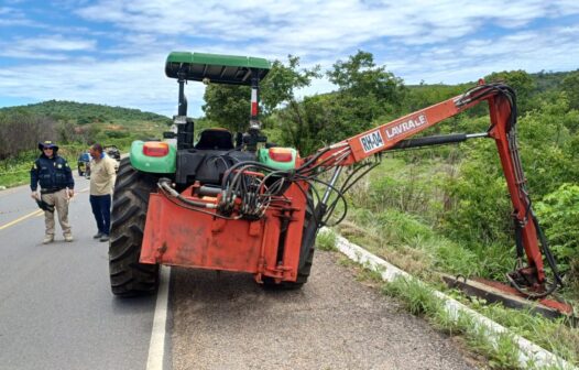 Casal morre em acidente entre moto e trator e filho de sete anos fica ferido, no Ceará