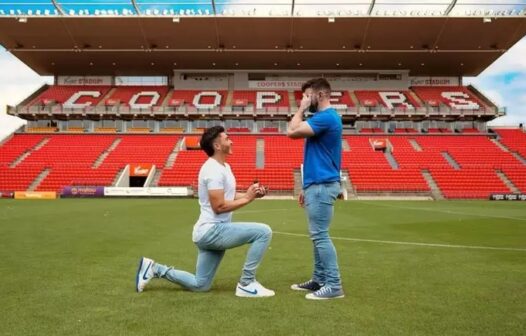 Jogador de futebol pede namorado em casamento em estádio da Austrália