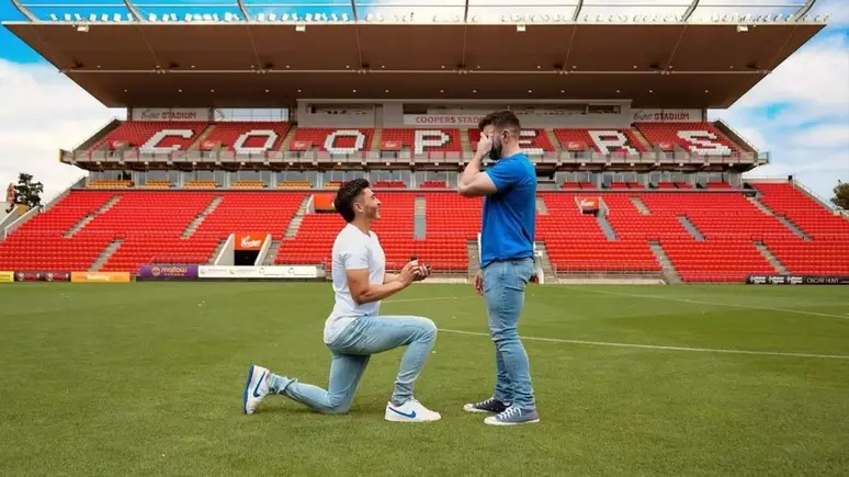 Jogador de futebol pede namorado em casamento em estádio da Austrália