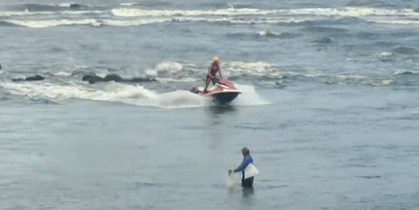 Guarda-vidas resgata três banhistas ilhados em praia de Fortaleza