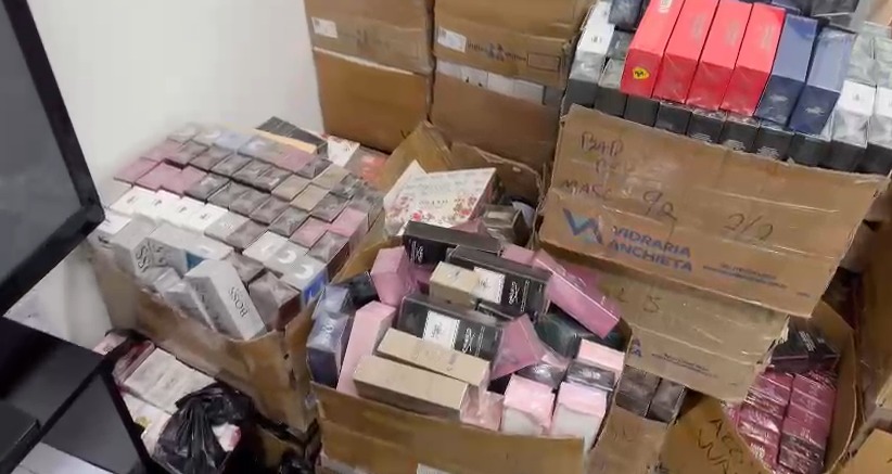 Polícia Civil apreende mais de mil perfumes falsificados no centro de Fortaleza