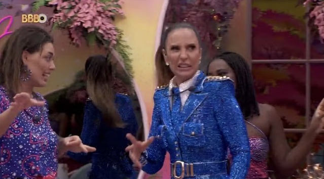 Em noite de festa, Ivete Sangalo aproveita para invadir a casa do BBB 24