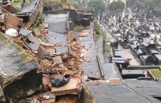 Fortes chuvas causam deslizamento no Cemitério Municipal de Petrópolis, no Rio de Janeiro