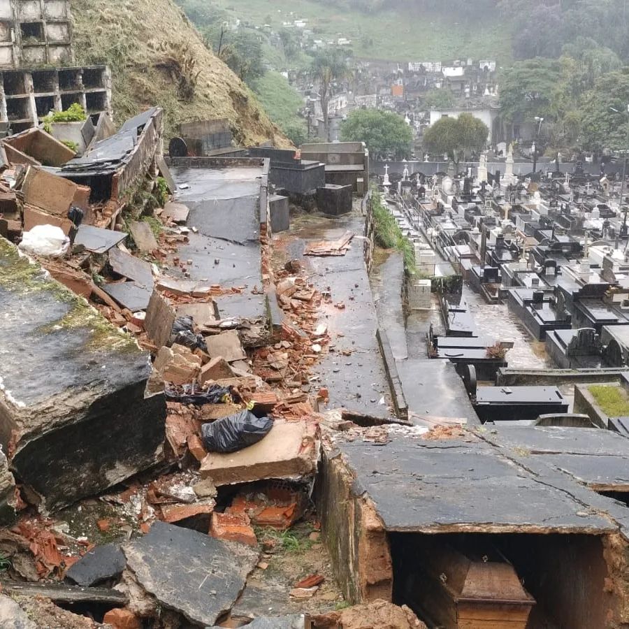 Fortes chuvas causam deslizamento no Cemitério Municipal de Petrópolis, no Rio de Janeiro