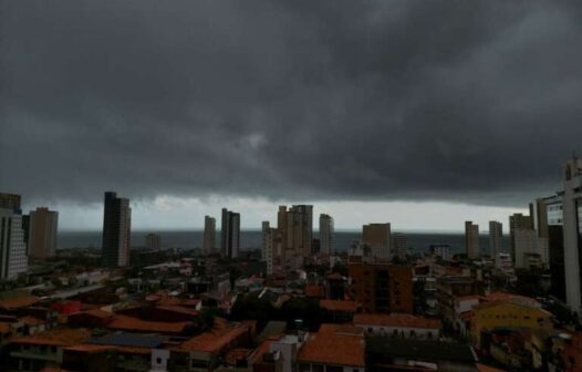 Cidades cearenses recebem alerta para chuvas intensas nesta terça-feira (26)