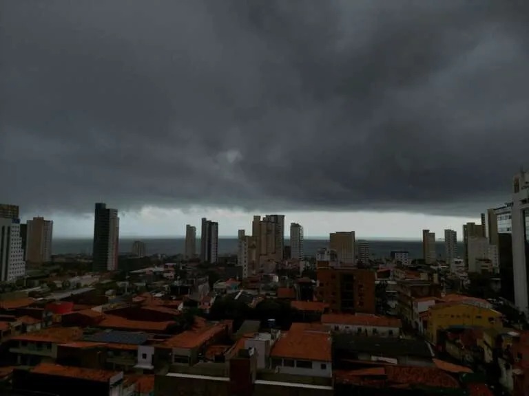 Fortaleza tem madrugada de chuvas intensas, com raios e trovões