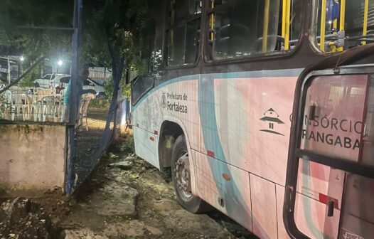 Ônibus colide com caminhão no Montese, em Fortaleza