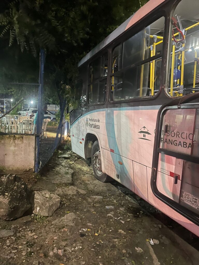 Ônibus colide com caminhão no Montese, em Fortaleza