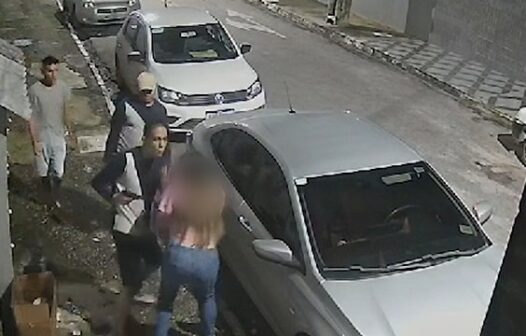 Três homens armados roubam carro e fazem mulher refém em Fortaleza; vídeo