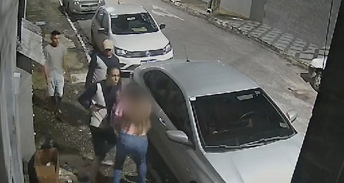 Três homens armados roubam carro e fazem mulher refém em Fortaleza; vídeo