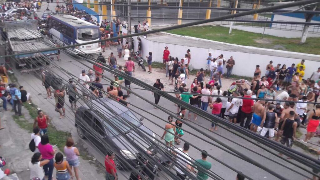 Micro-ônibus atropela participantes de procissão e deixa ao menos 4 mortos no Grande Recife
