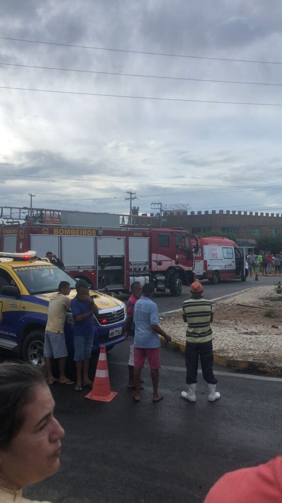 Acidente: caminhão-tanque tomba, derruba poste e motorista morre