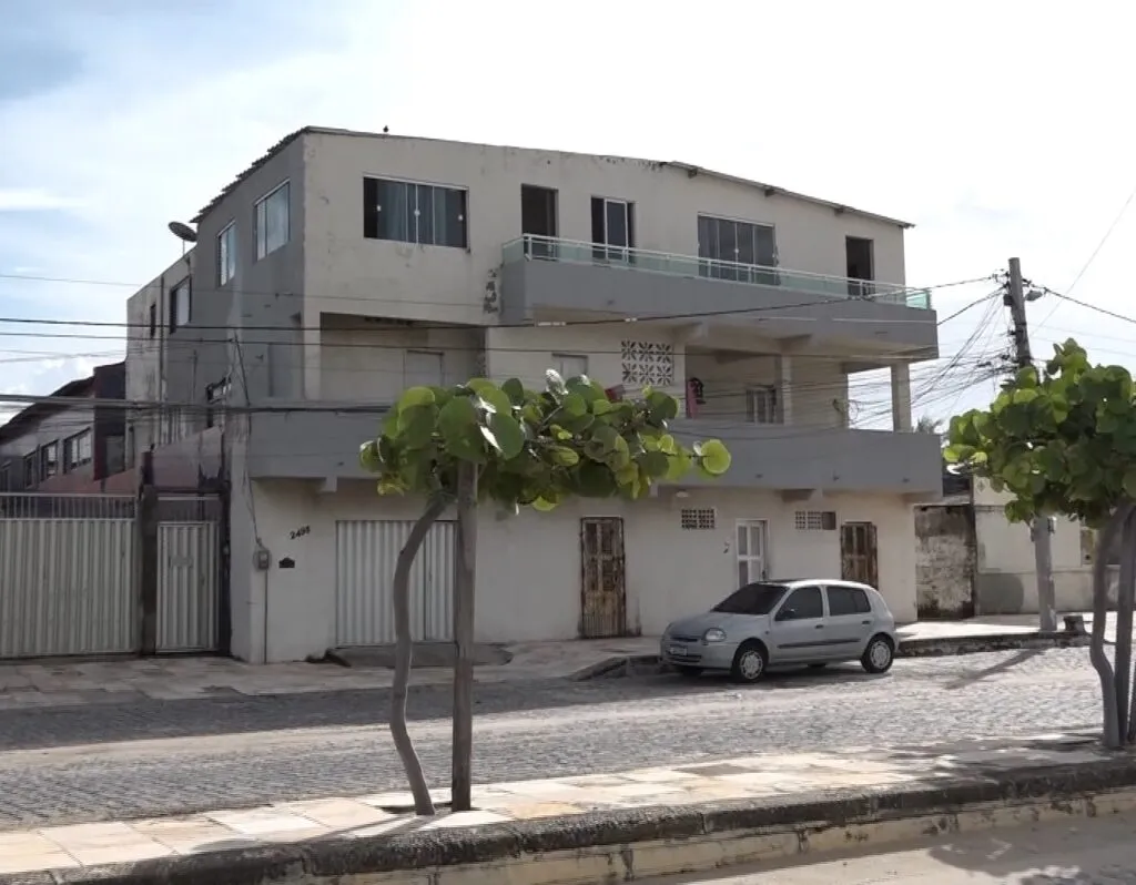 Grupo armado invade hotel e mata homem na Praia do Futuro, em Fortaleza