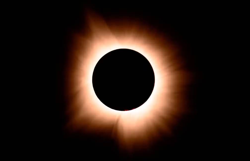 Eclipse solar total é visto nos EUA, México e Canadá; veja fotos