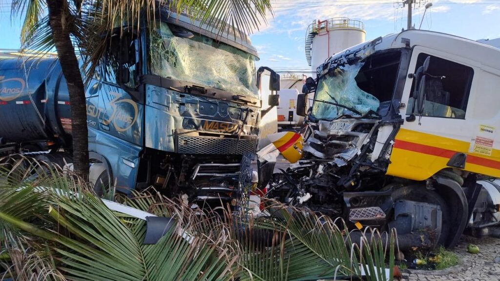 Assaltante toma direção de caminhão-tanque e causa acidente em Fortaleza