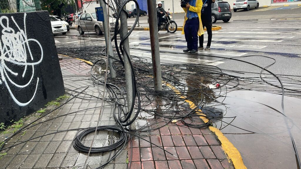 Caminhão arrasta fios de energia e avenida é interditada em Fortaleza