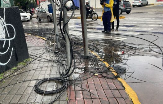 Caminhão arrasta fios de energia e avenida é interditada em Fortaleza