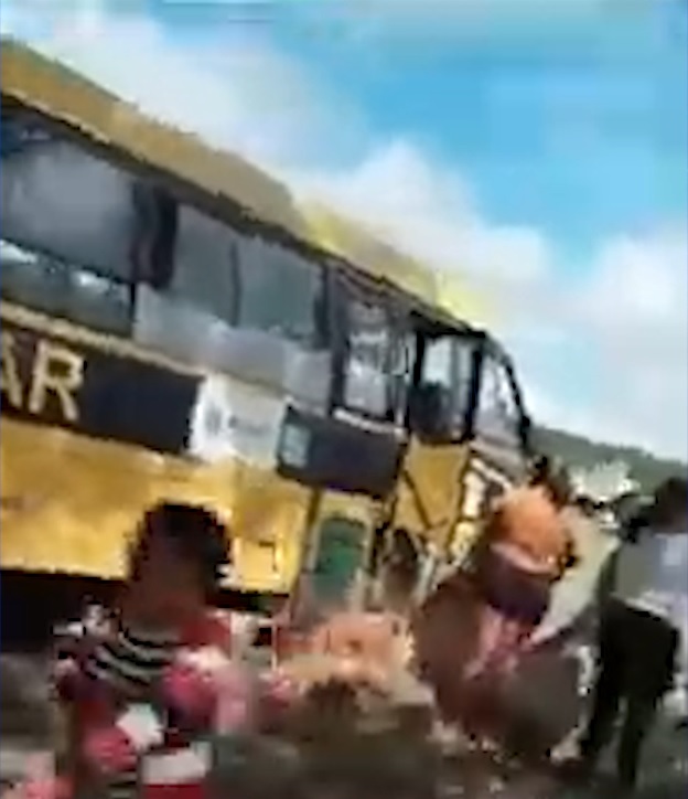 Ônibus desgovernado derruba muro e invade cemitério no interior do Ceará