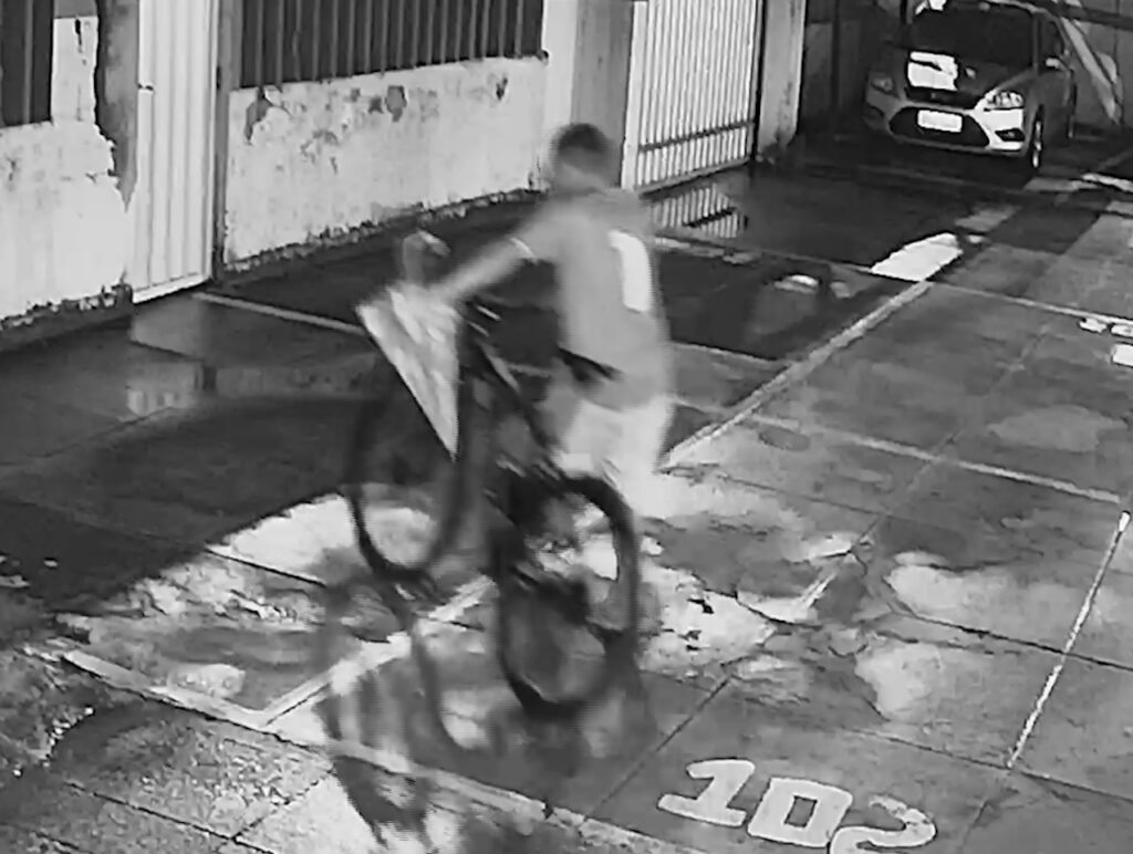 Homens invadem condomínio residencial e furtam sete bicicletas em Fortaleza